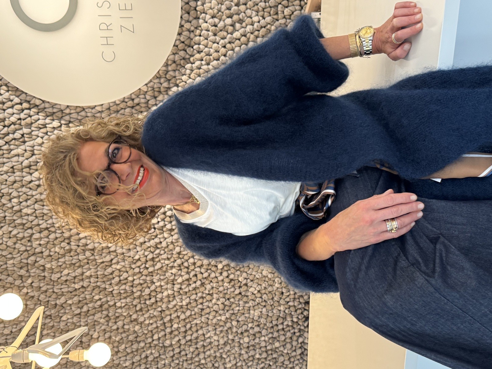 Christiane Zielke mit blauem Cardigan