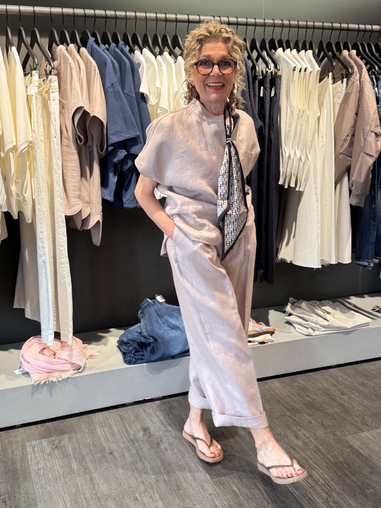 Christiane in roter weiter Hose