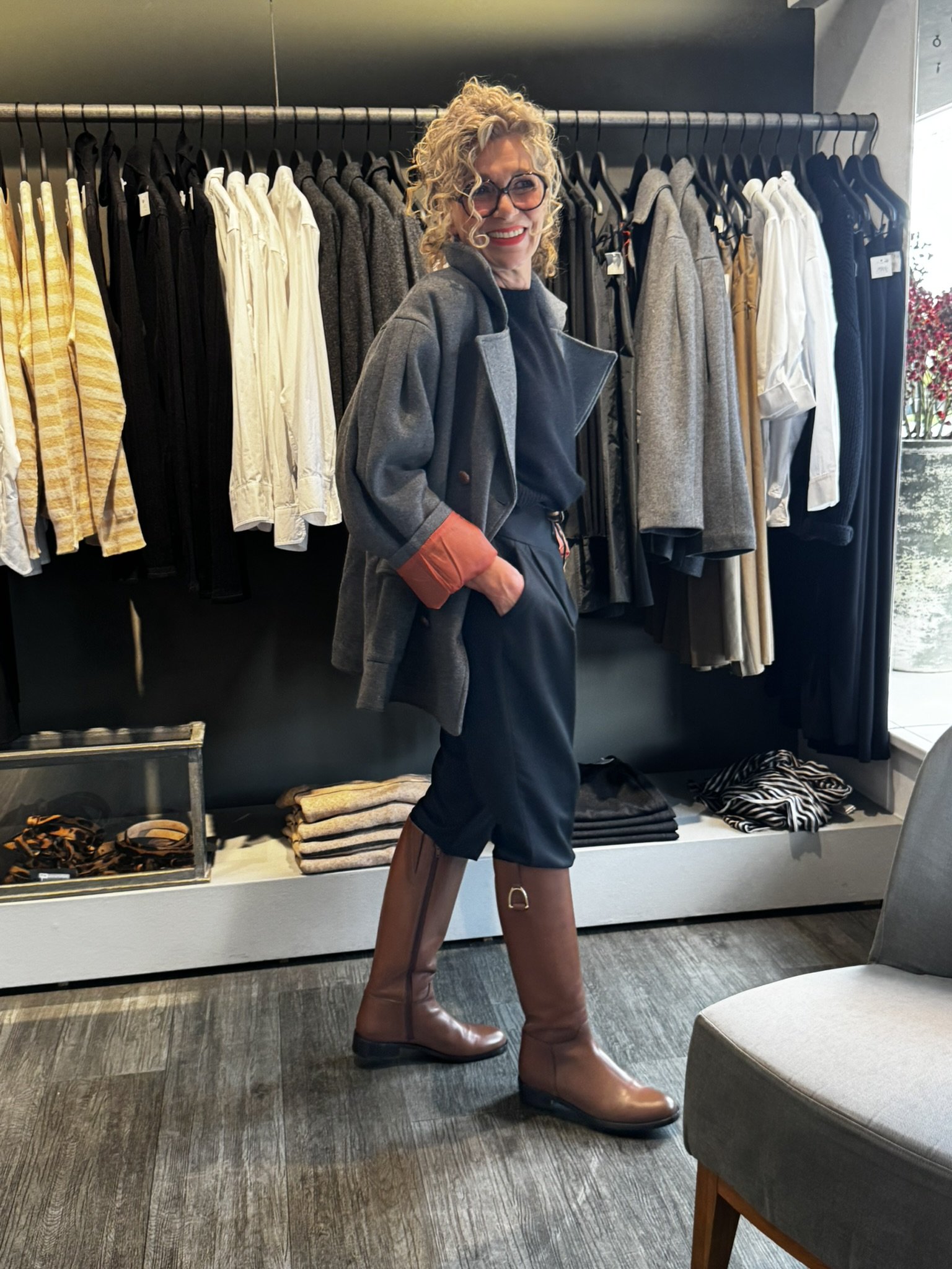 Grauer Mantel und braune Stiefel
