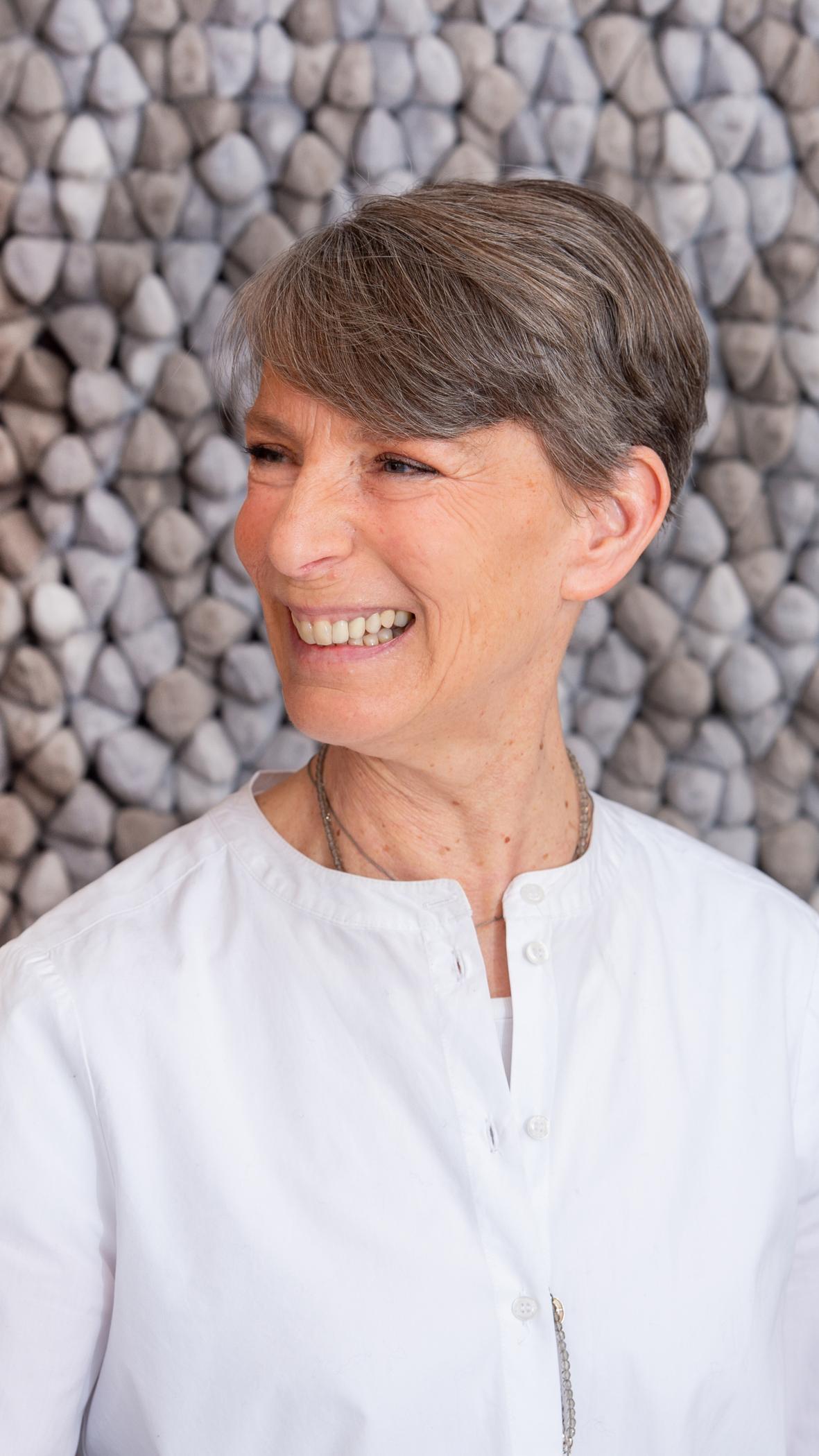 Ein Foto von Monika Brückner im Hochformat